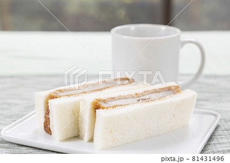美味しいヒレカツサンドとホットコーヒー 美味しいヒレカツサンドとホットコーヒー 81431496