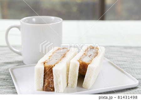 美味しいひれカツサンドとホットコーヒー 81431498