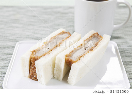 美味しいヒレカツサンドとホットコーヒー 81431500
