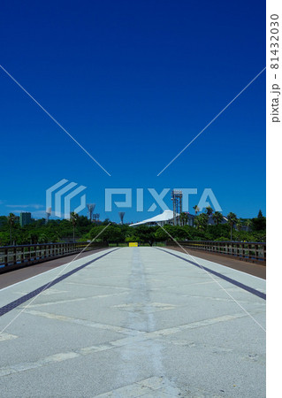 沖縄県　那覇市内の街並み　自然が多い　奥武山公園　国場川 81432030