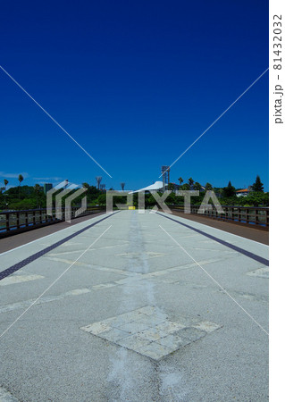 沖縄県　那覇市内の街並み　自然が多い　奥武山公園　国場川 81432032