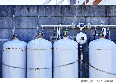 プロパンガス　ガスタンク　住宅用ガス　燃料エネルギー　イメージ素材 81432648