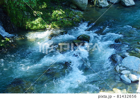 小さな川の流れ 山の小川 川遊び 岩場を流れる川 小さな川の流れ 山の小川 川遊び 岩場を流れる川 81432656