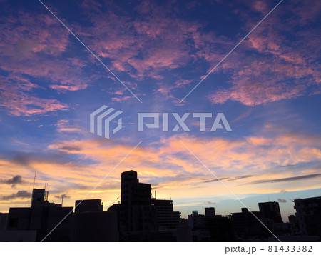 街のシルエットと夕焼け02 街のシルエットと夕焼け02 81433382