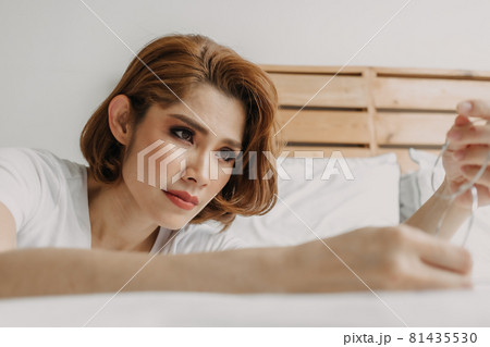 Beautiful woman and her earrings in her apartment room. 81435530