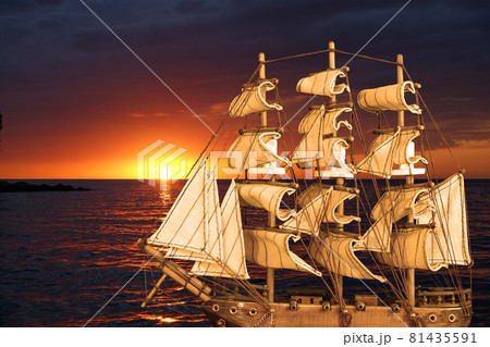 abstract ocean and sunset background 81435591