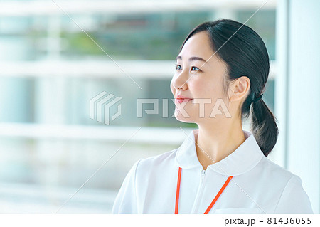 病院で働く笑顔の白衣の医療従事者 81436055