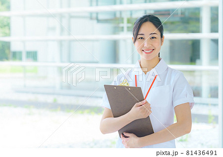 病院で働く笑顔の白衣の医療従事者 病院で働く笑顔の白衣の医療従事者 81436491