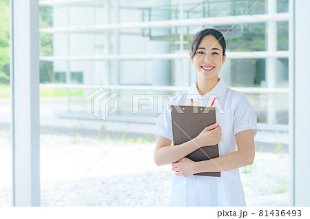病院で働く笑顔の白衣の医療従事者 病院で働く笑顔の白衣の医療従事者 81436493
