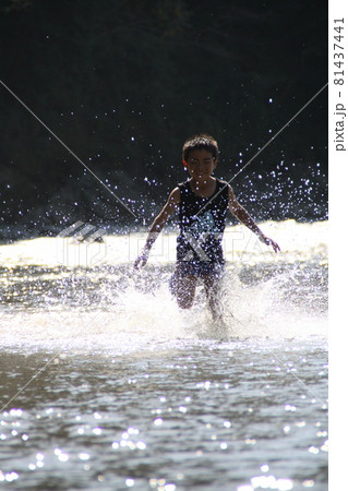 川遊び 水しぶき 子供 走る 荒川 ようばけ 秩父 水滴 川遊び 水しぶき 子供 走る 荒川 ようばけ 秩父 水滴 81437441