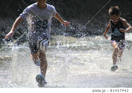 川遊び 水しぶき 子供 走る 荒川 ようばけ 秩父 水滴 川遊び 水しぶき 子供 走る 荒川 ようばけ 秩父 水滴 81437442
