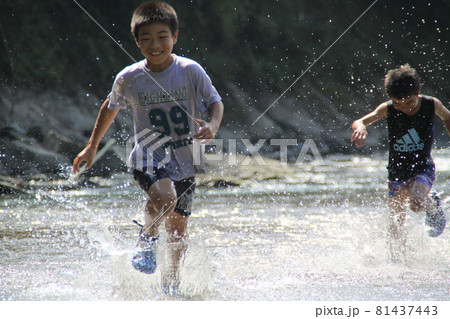 川遊び 水しぶき 子供 走る 荒川 ようばけ 秩父 水滴 川遊び 水しぶき 子供 走る 荒川 ようばけ 秩父 水滴 81437443