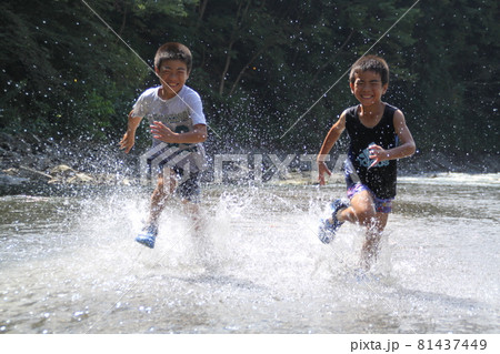 川遊び　水しぶき　子供　走る　荒川　ようばけ　秩父　水滴 81437449