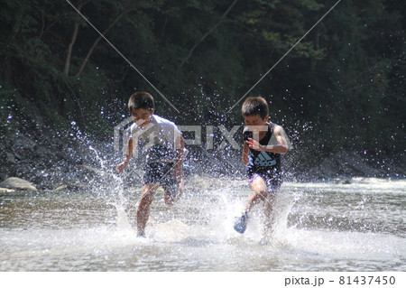 川遊び 水しぶき 子供 走る 荒川 ようばけ 秩父 水滴 川遊び 水しぶき 子供 走る 荒川 ようばけ 秩父 水滴 81437450