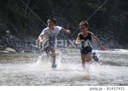 川遊び　水しぶき　子供　走る　荒川　ようばけ　秩父　水滴 81437451