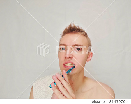 歯を磨いている男性 歯を磨いている男性 81439704