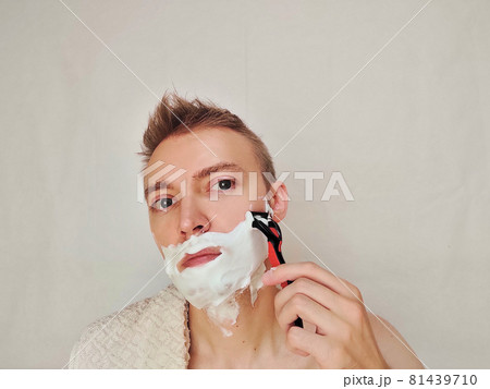 髭剃りをしている男性 ひげそり ひげを剃っている 髭剃りをしている男性 ひげそり ひげを剃っている 81439710