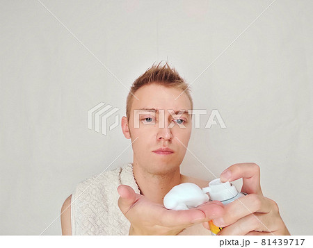 髭剃りをしている男性　ひげそり　ひげを剃っている 81439717