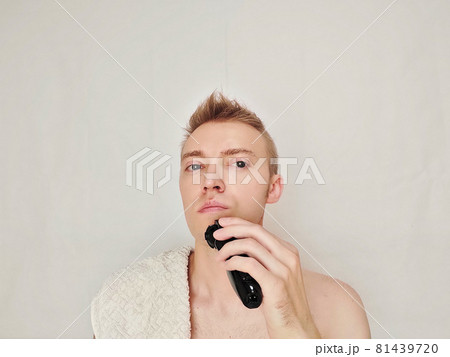 髭剃りをしている男性 ひげそり ひげを剃っている 髭剃りをしている男性 ひげそり ひげを剃っている 81439720