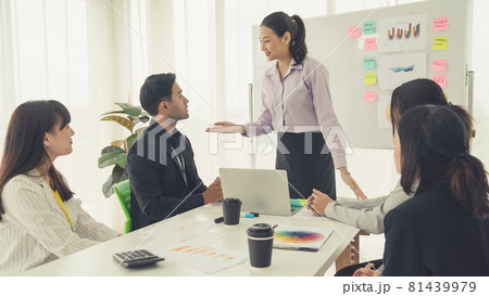 Business project presentation by proficiently skilled businesswoman team leader 81439979