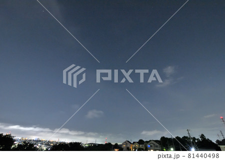梅雨空の雲間に顔を出す北斗七星のひしゃく部分 81440498