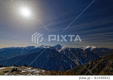 鳳凰三山・薬師岳稜線から見る冬の白峰三山と仙丈ヶ岳 81440932