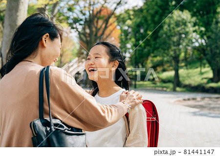 母親に褒められる女の子(優等生) 母親に褒められる女の子(優等生) 81441147