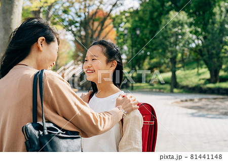 母親に褒められる女の子(優等生) 母親に褒められる女の子(優等生) 81441148