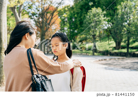母親に何か言われている小学生の女の子 母親に何か言われている小学生の女の子 81441150