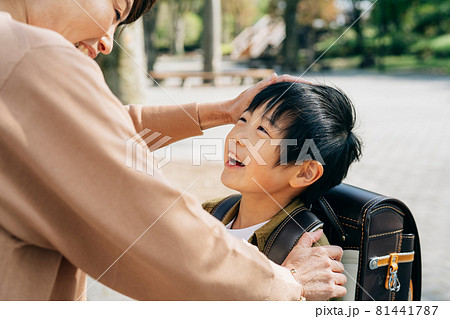 母親に褒められて喜ぶ男の子 母親に褒められて喜ぶ男の子 81441787