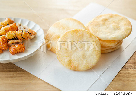 サラダせんべいとおかき 81443037