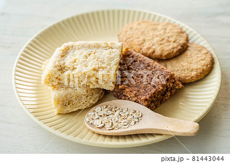 オートミールのふわふわ蒸しパンとオーツ麦のクッキー 81443044