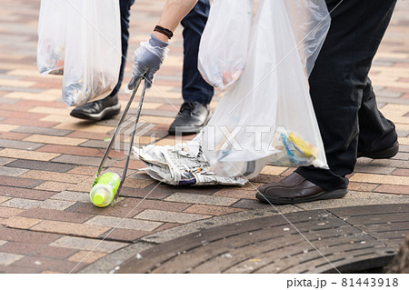 ゴミ拾い ゴミ拾い 81443918