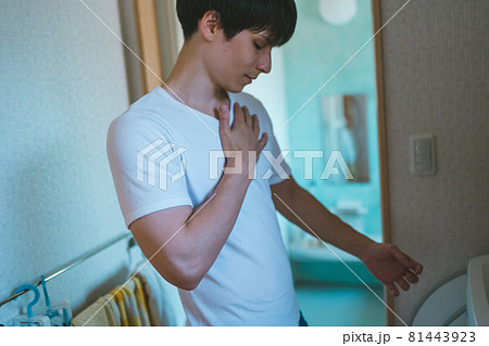 Tシャツを着る風呂上がりの男性 Tシャツを着る風呂上がりの男性 81443923