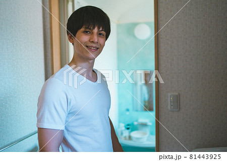 Tシャツを着る風呂上がりの男性 81443925