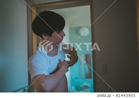 Tシャツを着る風呂上がりの男性 Tシャツを着る風呂上がりの男性 81443935