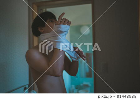 Tシャツを着る風呂上がりの男性 Tシャツを着る風呂上がりの男性 81443938