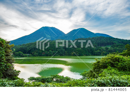 島根県　 浮布池展望台から望む三瓶山 81444005