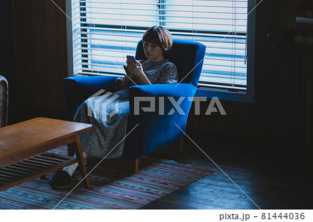 スマホと20代女性 81444036