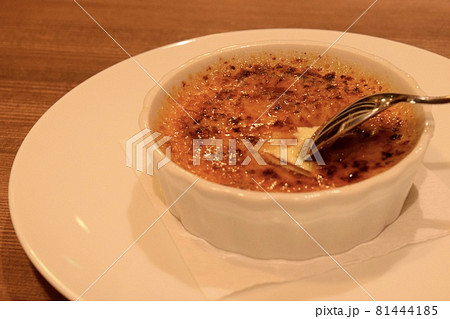 スプーンで表面を割られたクリームブリュレ 81444185