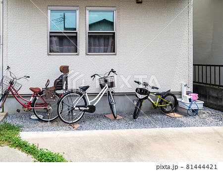 庭に置かれた自転車 81444421