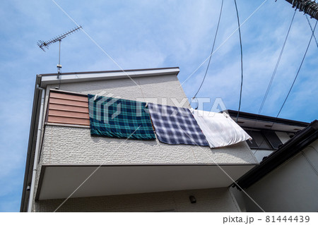 掛け布団カバーをベランダに干す 掛け布団カバーをベランダに干す 81444439