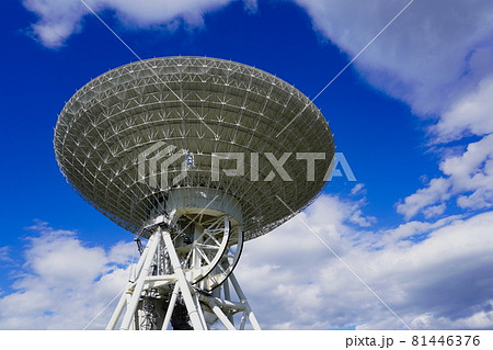 大空を仰ぐ日本最大のパラボラアンテナの写真素材 [81446376] - PIXTA