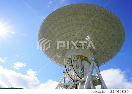 大空を仰ぐ日本最大のパラボラアンテナ 81446380