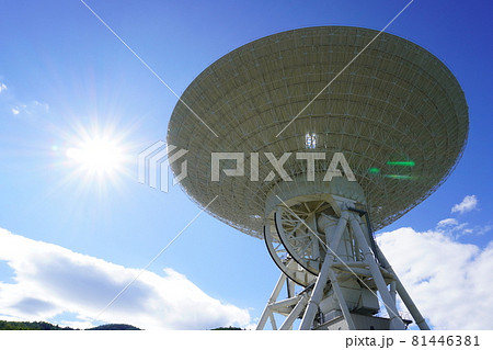大空を仰ぐ日本最大のパラボラアンテナ 81446381