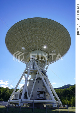 大空を仰ぐ日本最大のパラボラアンテナ 81446384