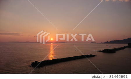【日の出の海景色】淡路島の洲本温泉旅館から見た風景 【日の出の海景色】淡路島の洲本温泉旅館から見た風景 81446691