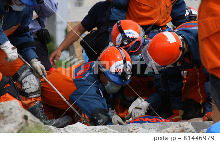 国際緊急援助隊の公開訓練:複数人で瓦礫からの救出想定(2011年兵庫県広域防災センター) 国際緊急援助隊の公開訓練:複数人で瓦礫からの救出想定(2011年兵庫県広域防災センター) 81446979