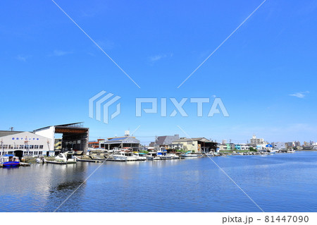 名古屋市熱田区千年　堀川沿いに係留する船舶群 81447090