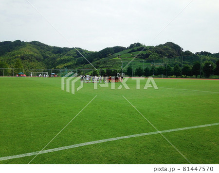 サッカー 試合終了 挨拶 芝生 グランド ドリブル センターリング 練習 子供 の写真素材